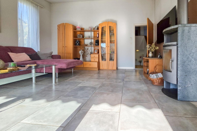 Wohnzimmer mit Sitzgruppe und Fliesenboden
