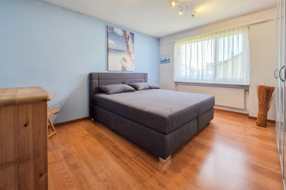Schlafzimmer mit Doppelbett und Tageslichtfenster