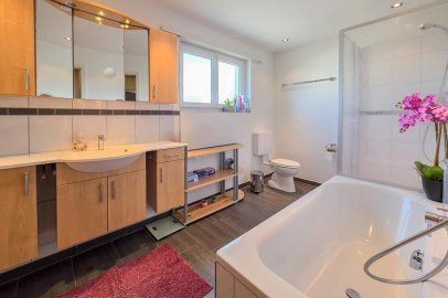 Helles Badezimmer mit Badewanne und Waschtisch