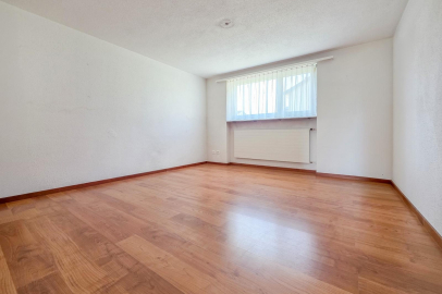 Leerer heller Raum mit Holzfußboden