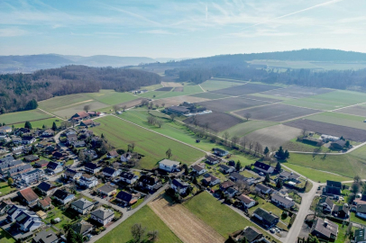 Luftaufnahme eines Wohngebiets am Ortsrand