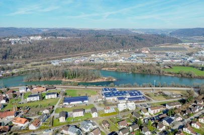 Luftaufnahme einer Flusslandschaft mit Siedlung