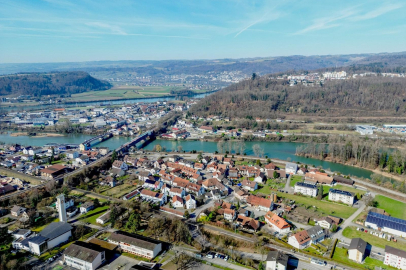 Luftaufnahme einer Stadt am Fluss