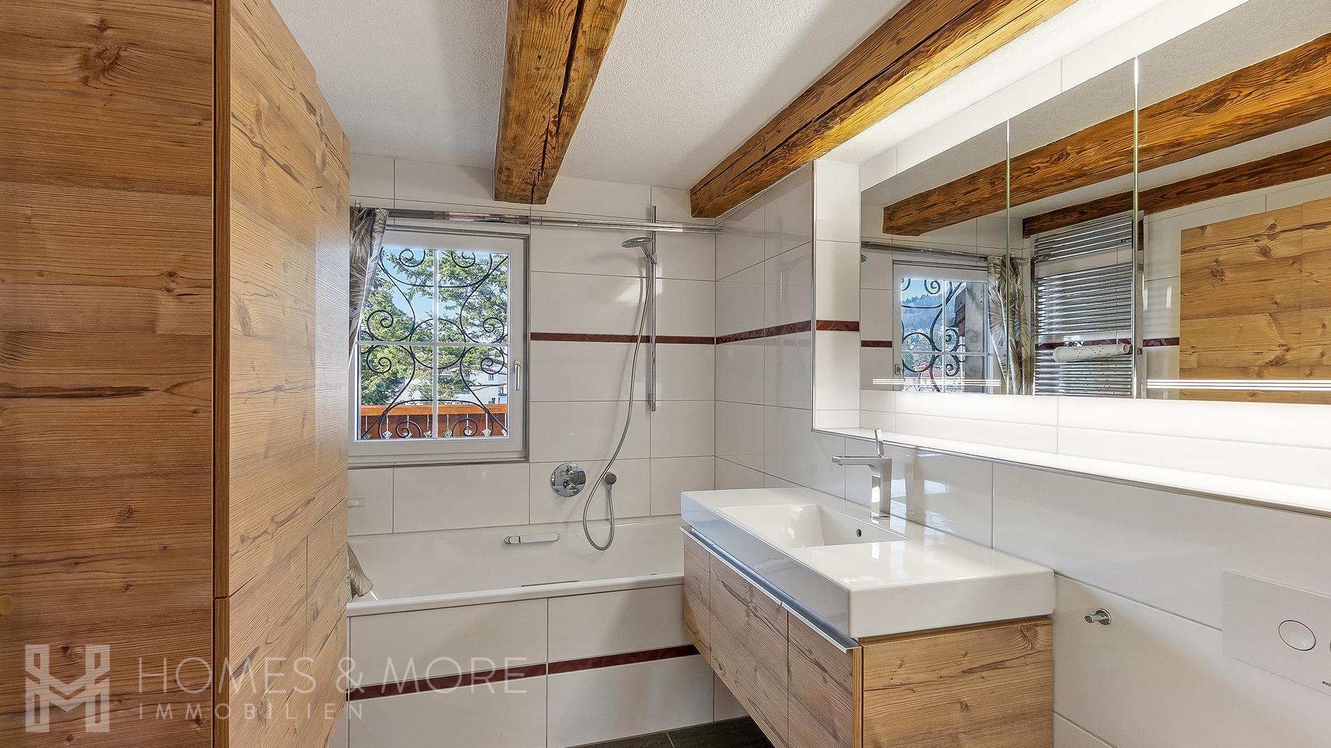 Badezimmer mit Holzbalken