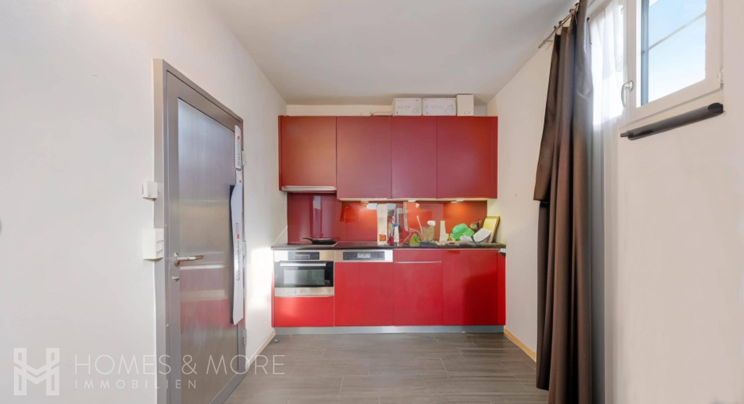 Kleine Küchenzeile mit roter Front