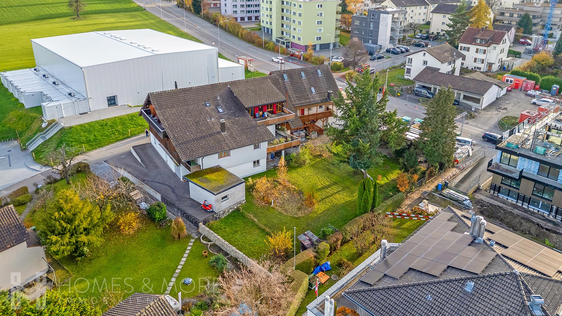 Luftaufnahme eines Wohngebiets mit Haus, Garten und Nachbarbebauung