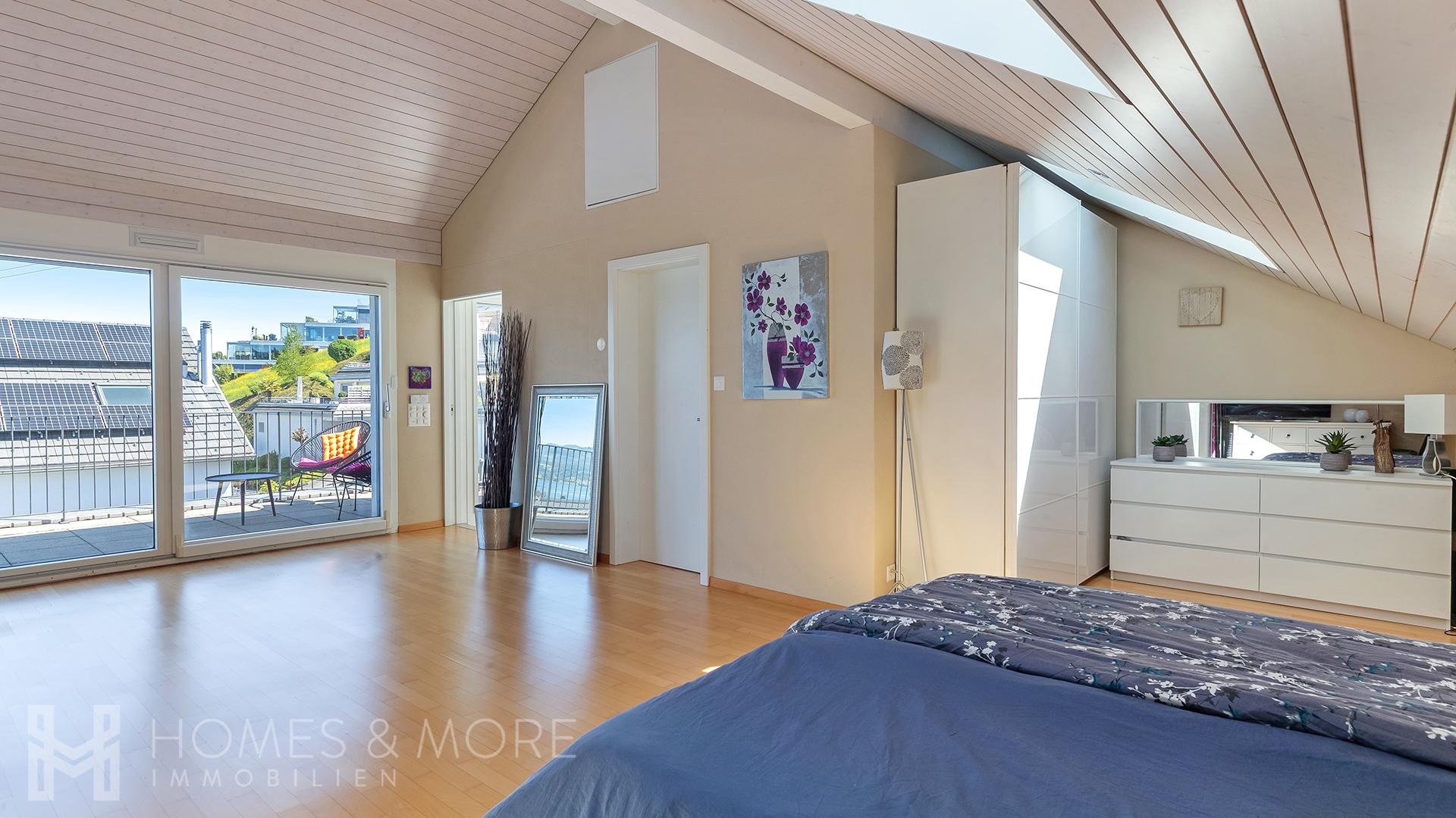 Helles Dachgeschoss-Schlafzimmer mit Balkon