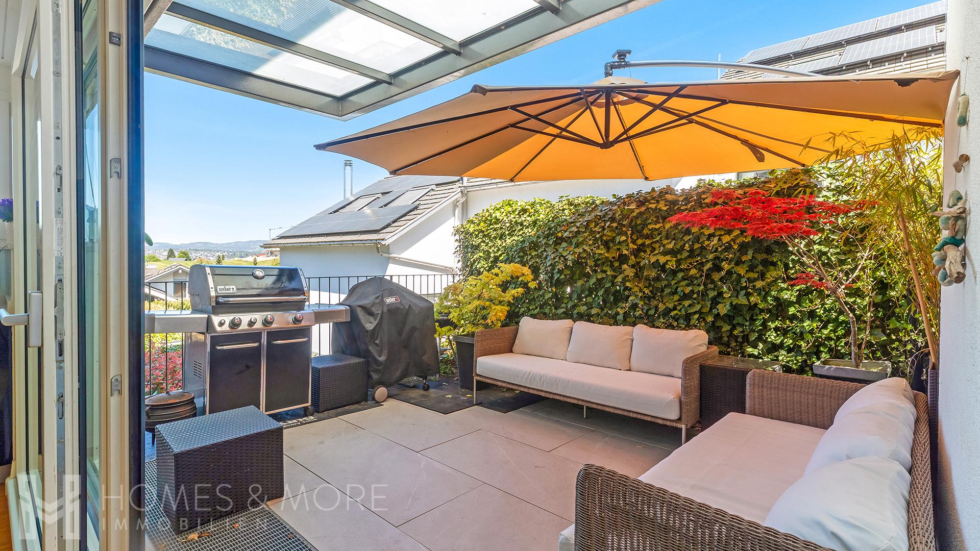 Dachterrasse mit Grill und Sitzgruppe