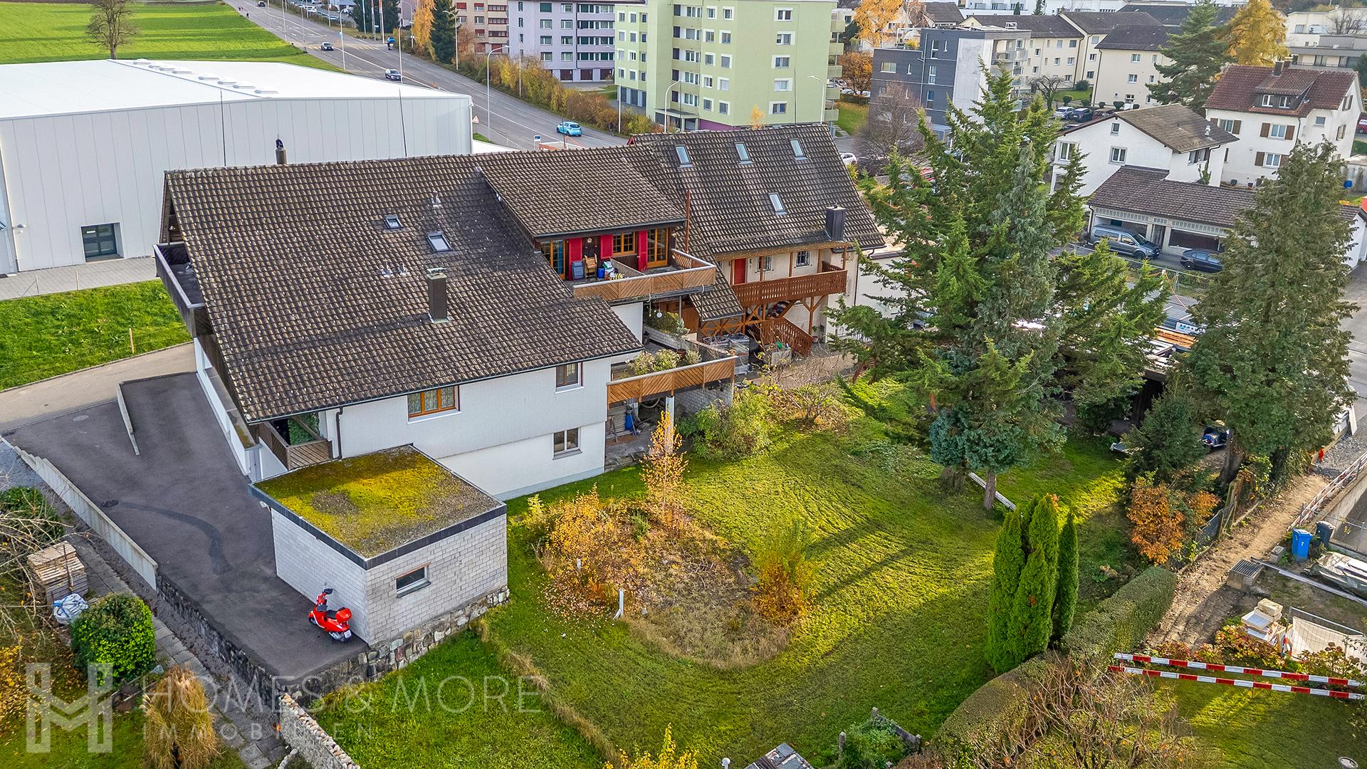 Luftaufnahme eines Wohnhauses mit Garten