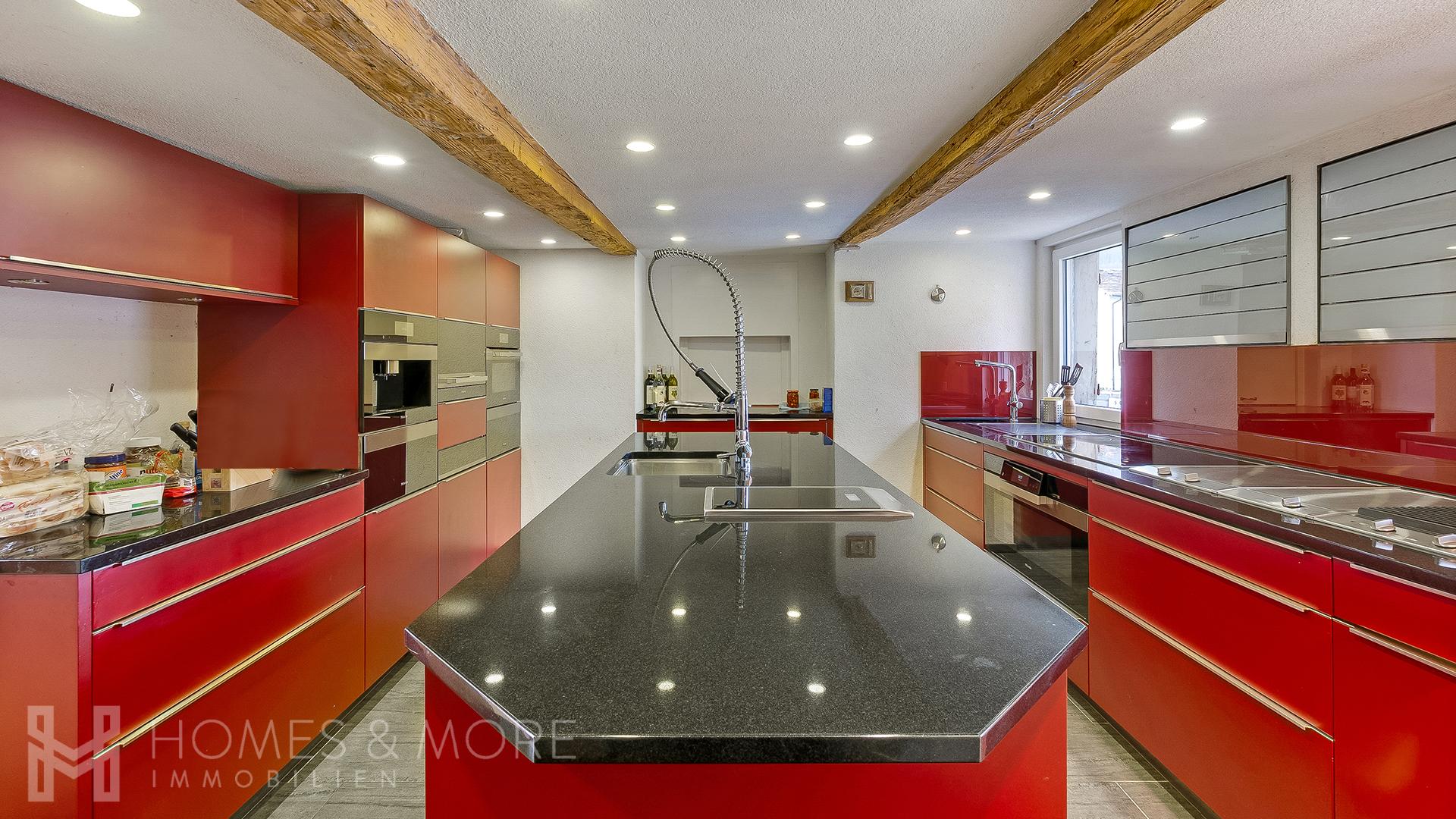 Moderne Küche mit markanter roter Hochglanzoptik