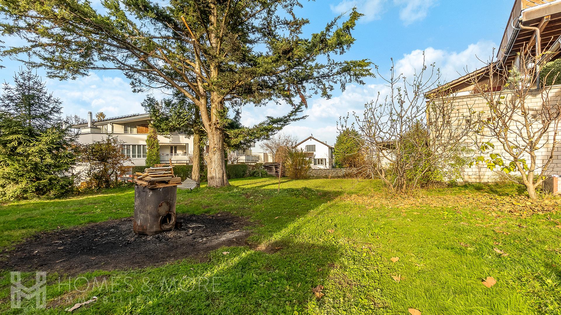 Großer Garten mit Feuerstelle