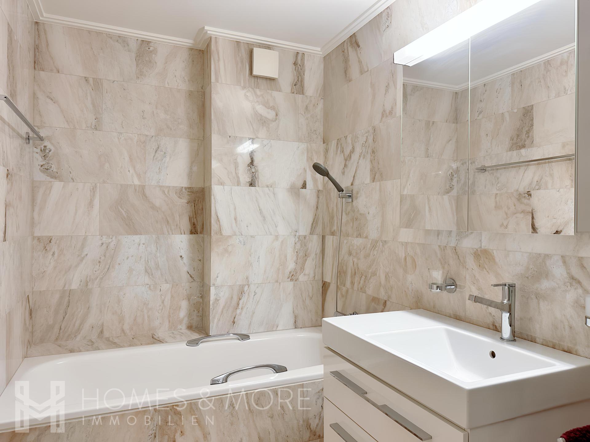 Modernes Badezimmer mit Badewanne und Doppelwaschtisch