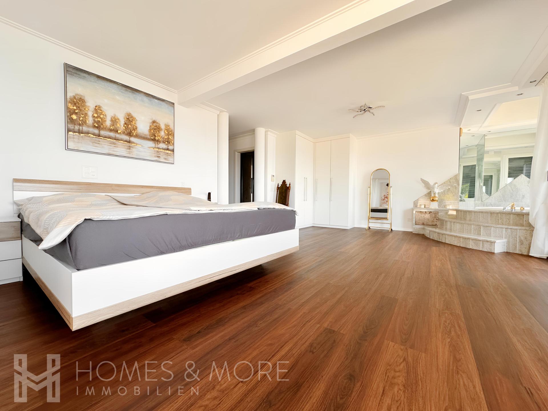 Helles Schlafzimmer mit angrenzender Badzone