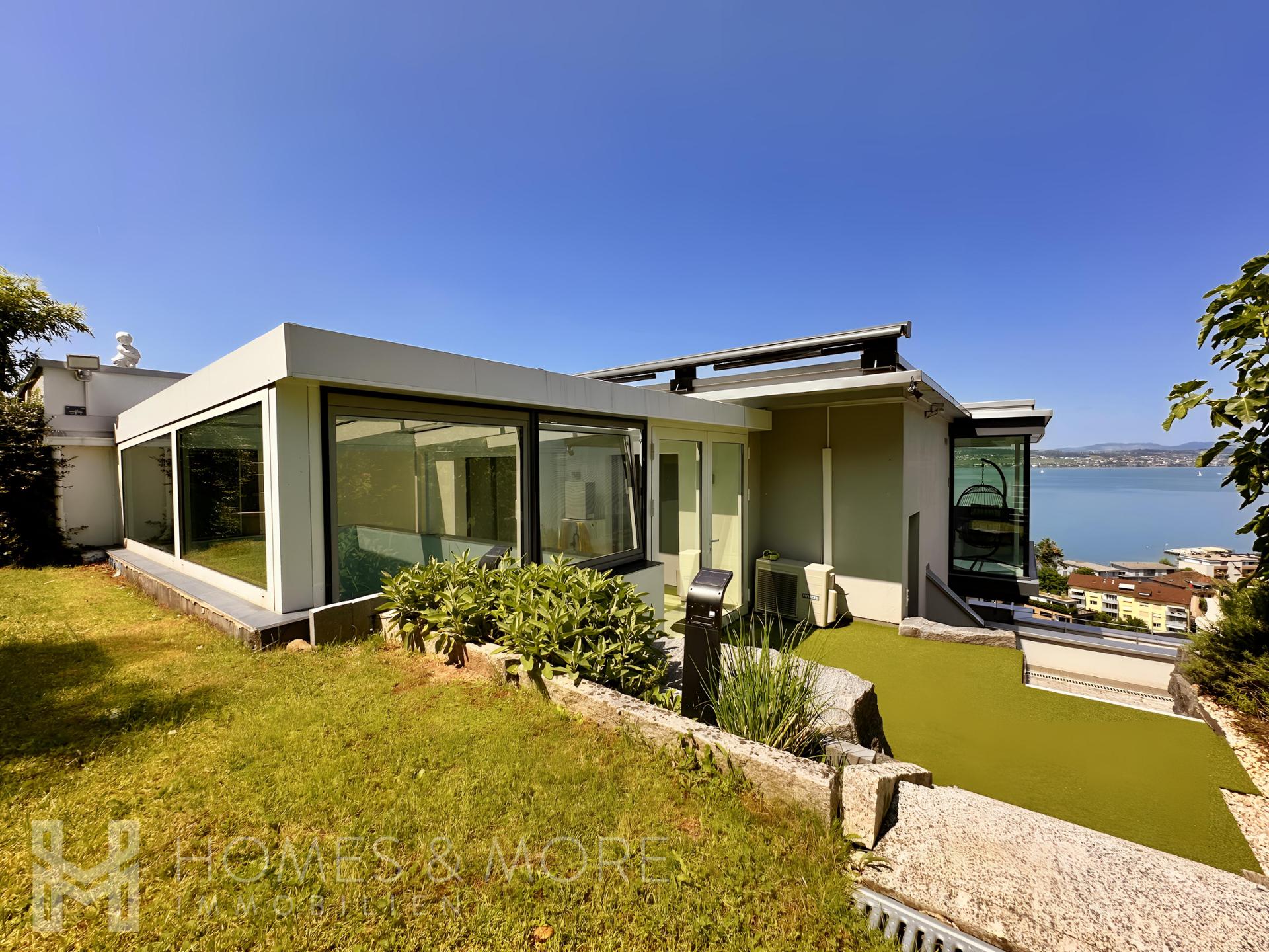 Moderne Villa mit Seeblick und Garten