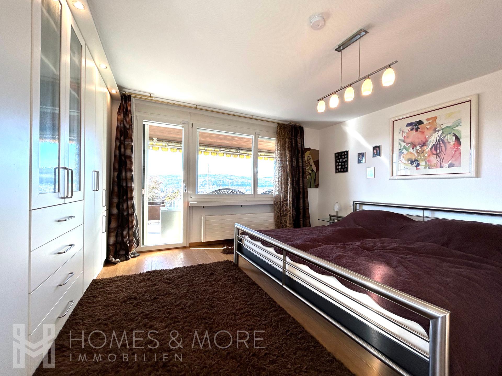 Helles Schlafzimmer mit Balkonblick