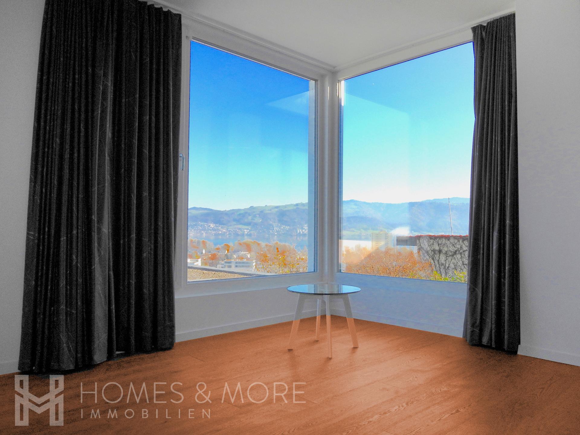 Leeres Eckzimmer mit Panoramafenstern