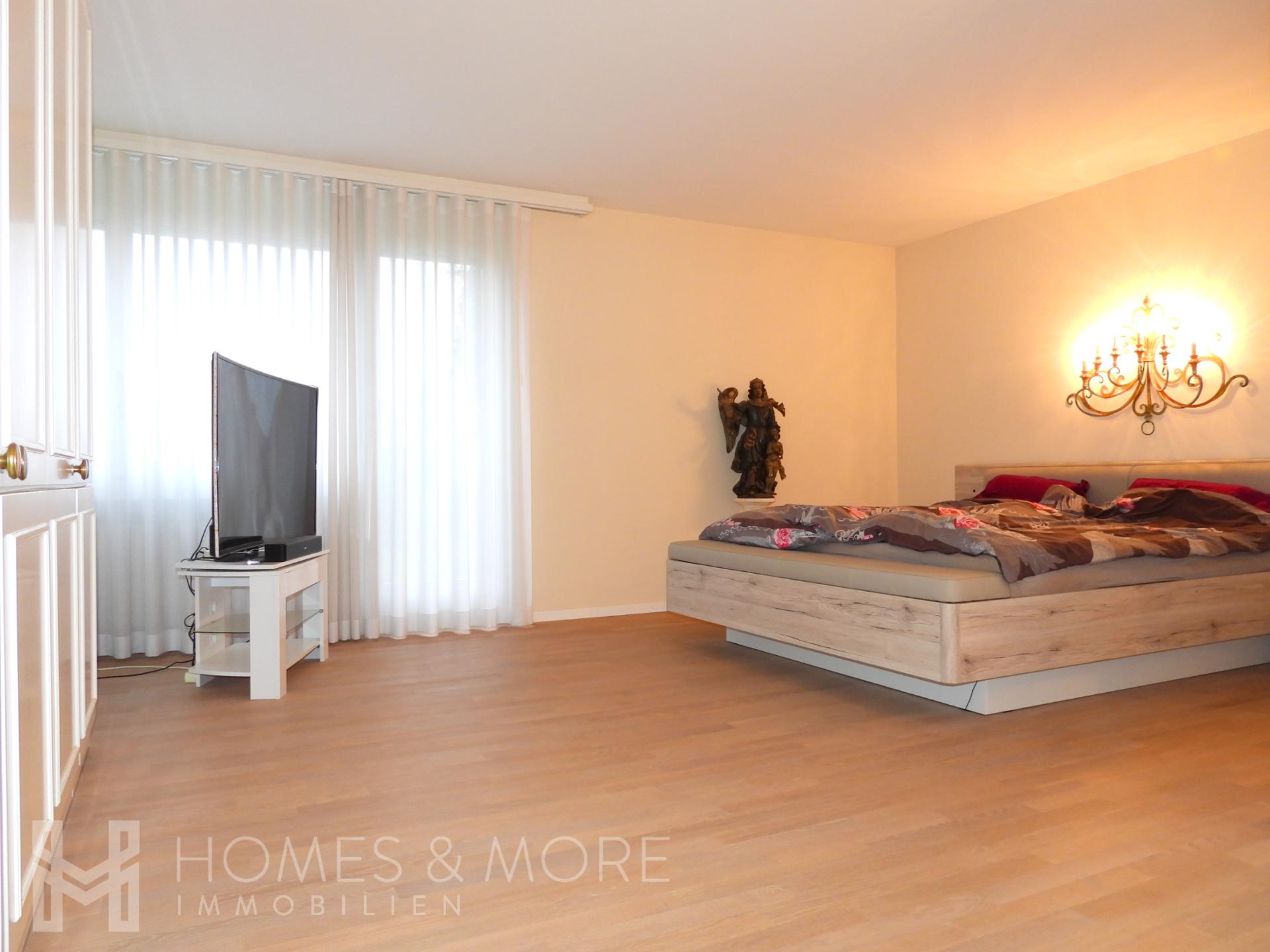 Helles Schlafzimmer mit großen Fenstern