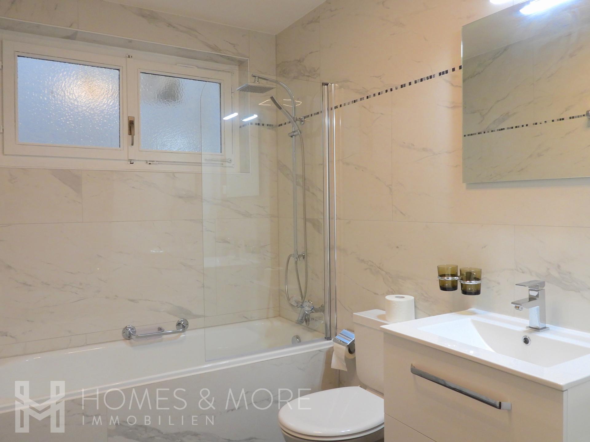 Modernes Badezimmer mit Badewanne, Dusche und Waschtisch