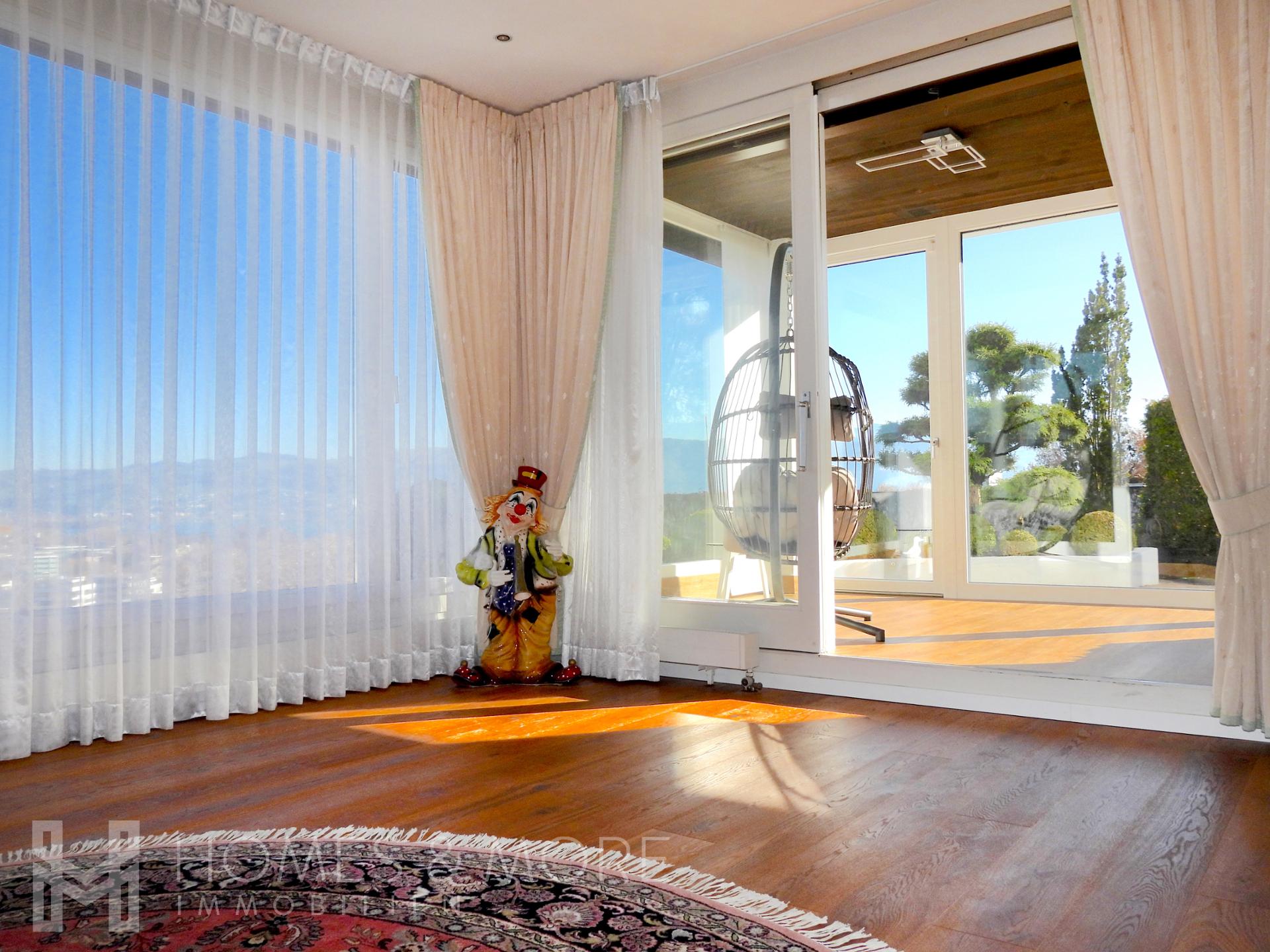 Heller Wohnraum mit Panoramafenstern und Terrasse