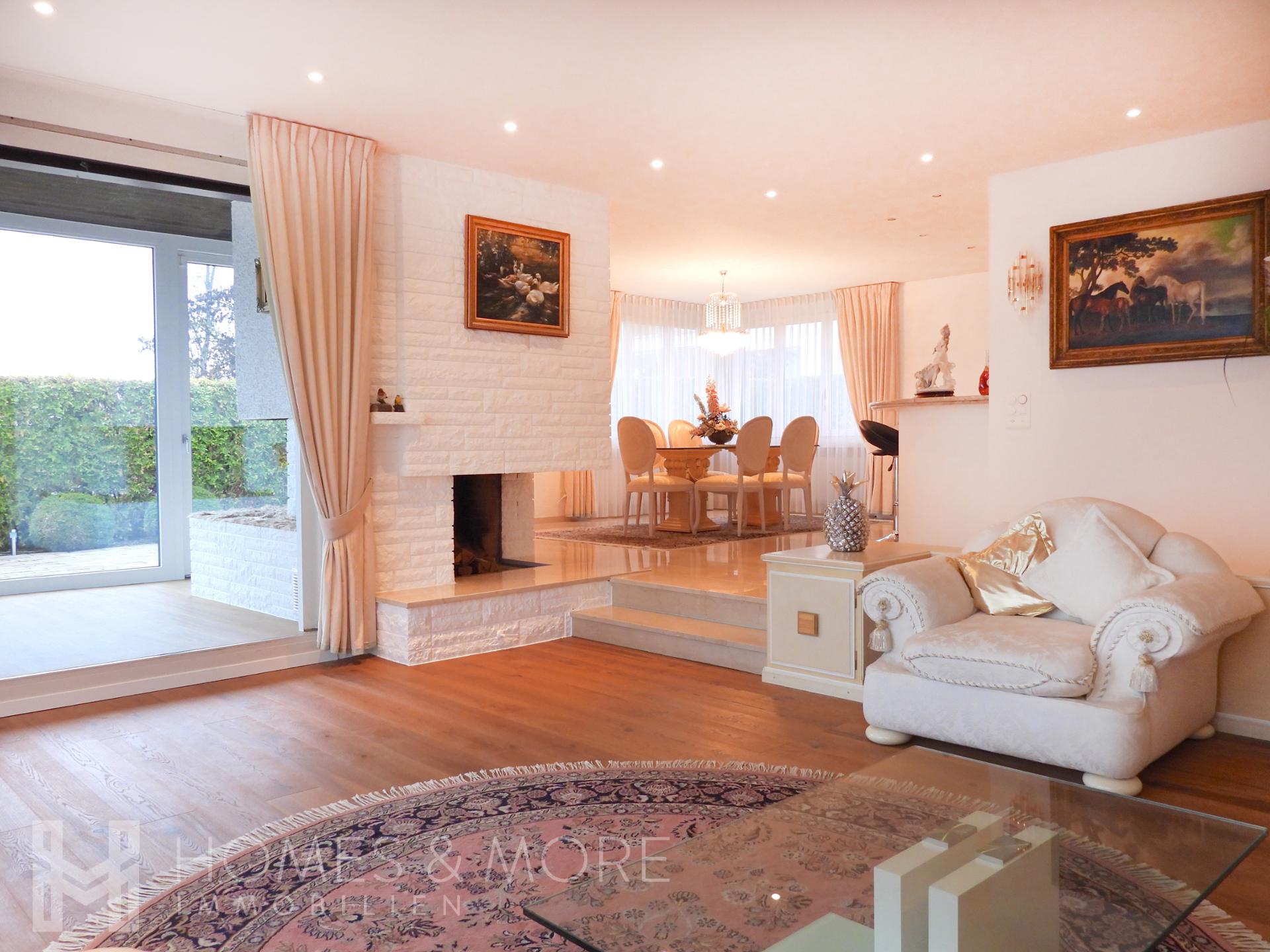 Elegantes Wohn- und Esszimmer mit Kamin