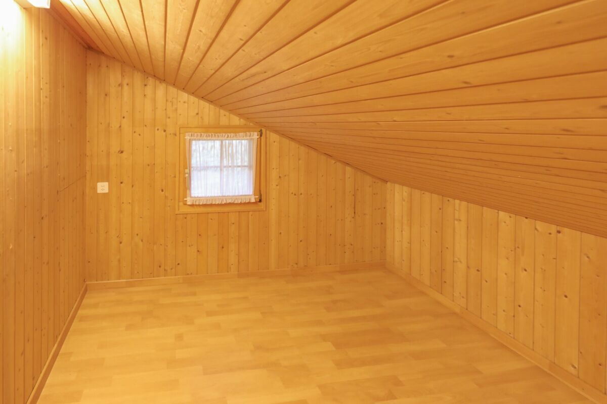 Dachgeschossraum mit Holzverkleidung