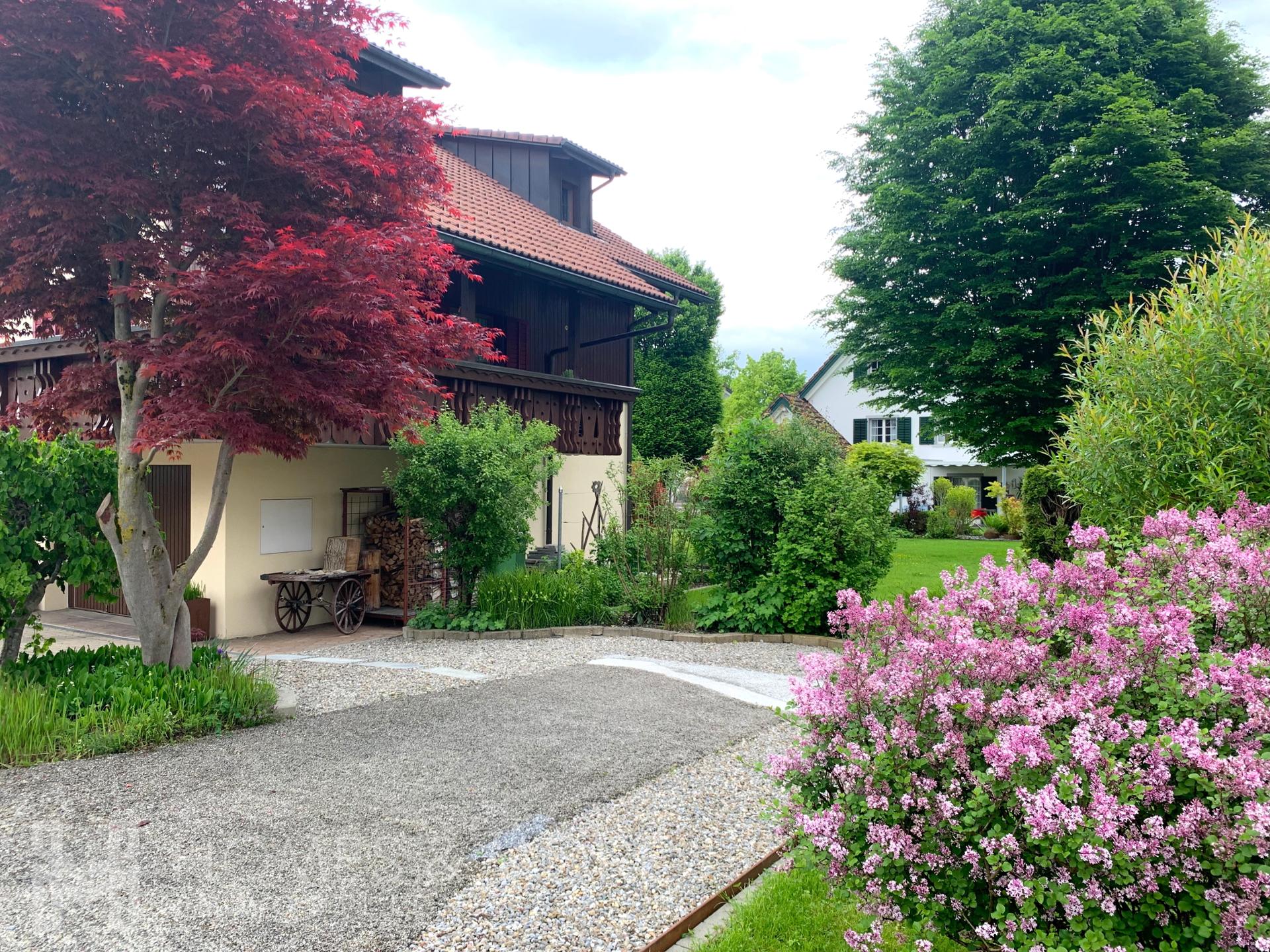 Gartenansicht eines Wohnhauses
