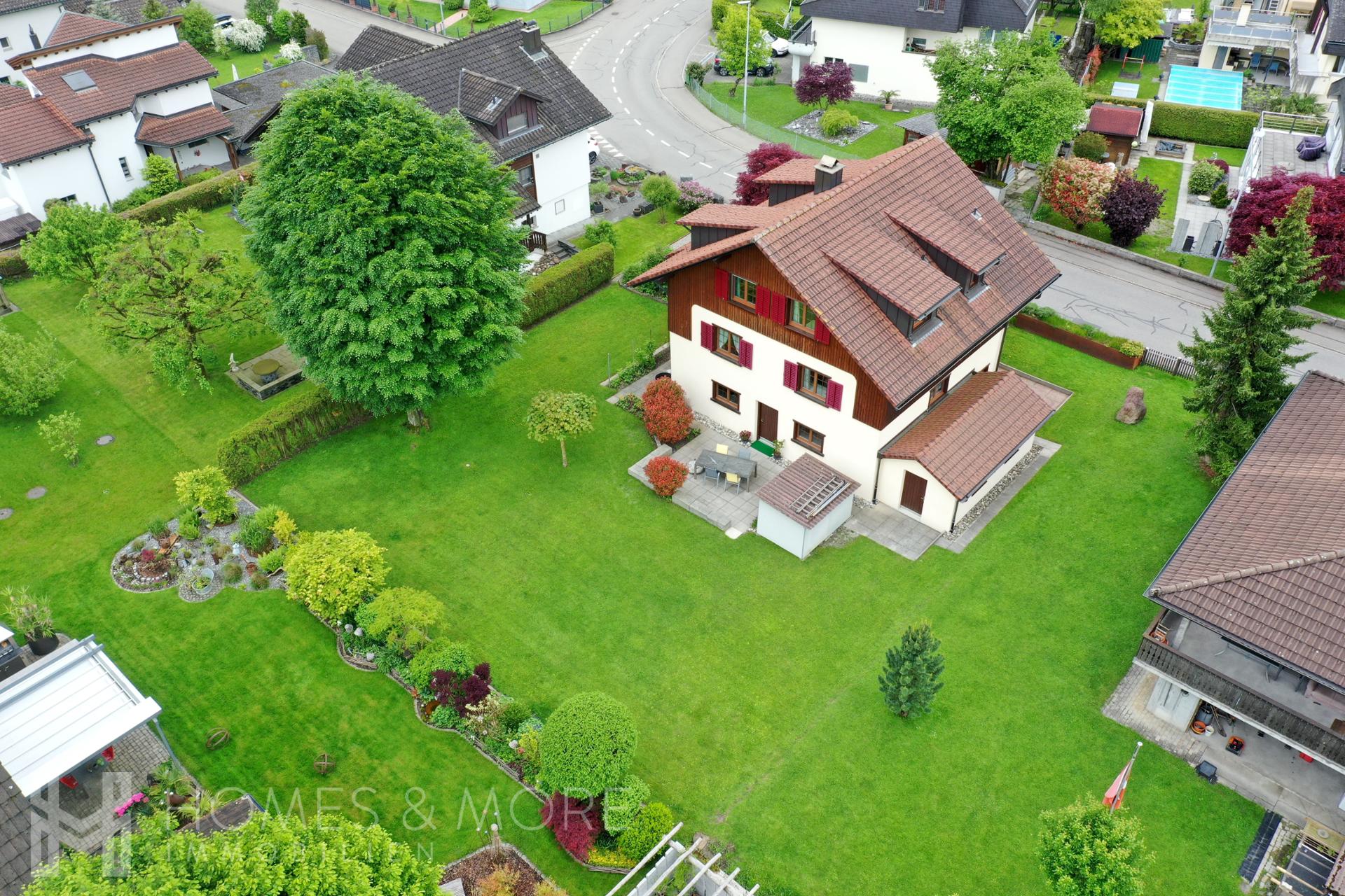 Luftaufnahme eines Wohnhauses mit großem Garten