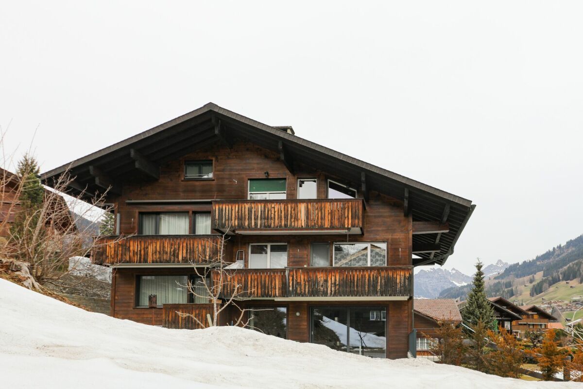 Holzchalet im alpinen Hanggelände