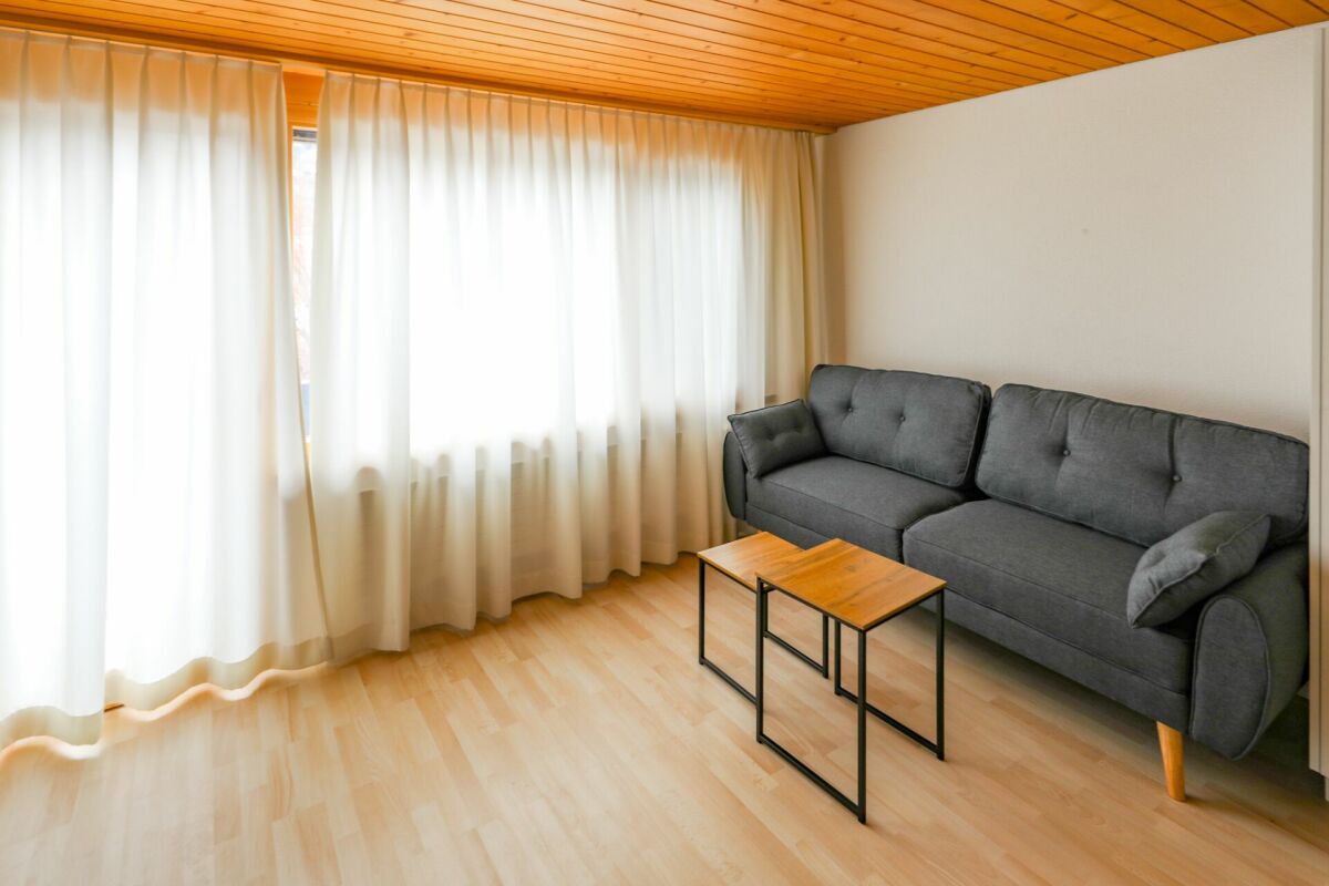 Helles Wohnzimmer mit Sofa und Beistelltischen