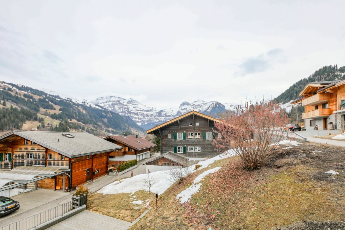 Alpine Wohnsiedlung mit Bergblick