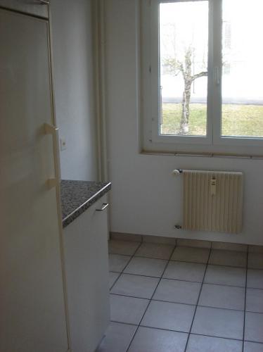 Heller leerer Raum mit Fenster und Heizkörper