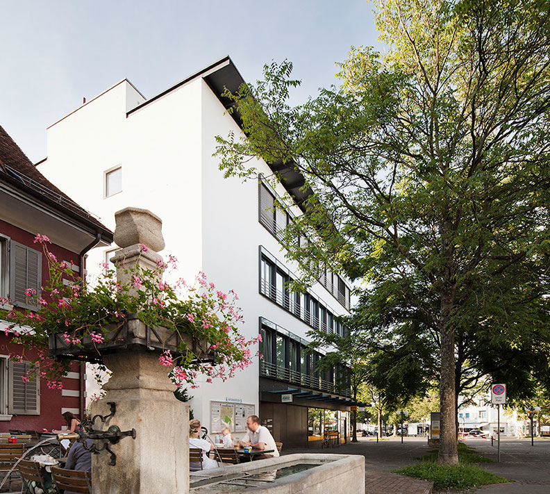 Städtische Außenansicht mit modernem Gebäude und Platz