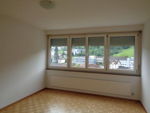Leerer Wohnraum mit großem Fenster