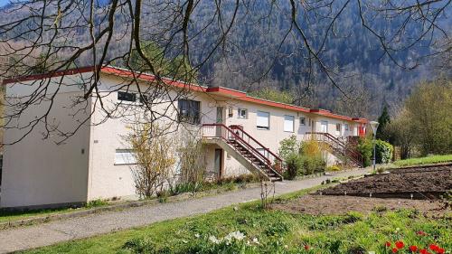 Außenansicht eines niedrigen Wohngebäudes mit Außentreppe