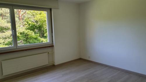 Leerer heller Raum mit großem Fenster