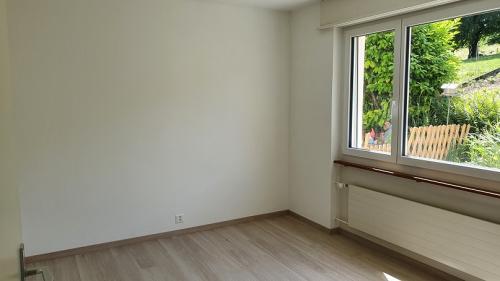 Leerer heller Raum mit Fenster