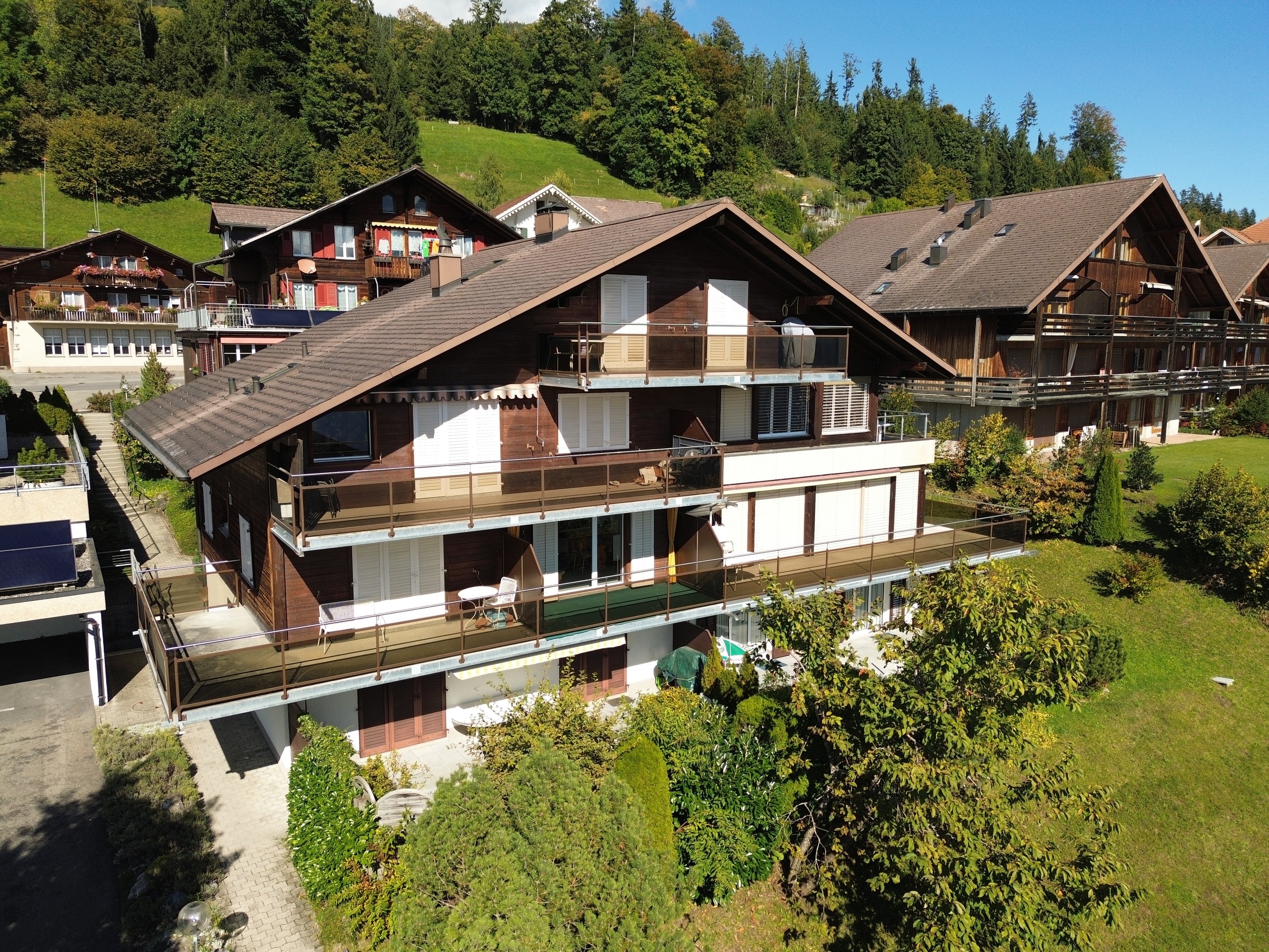 Alpen-Mehrfamilienhaus mit Balkonen