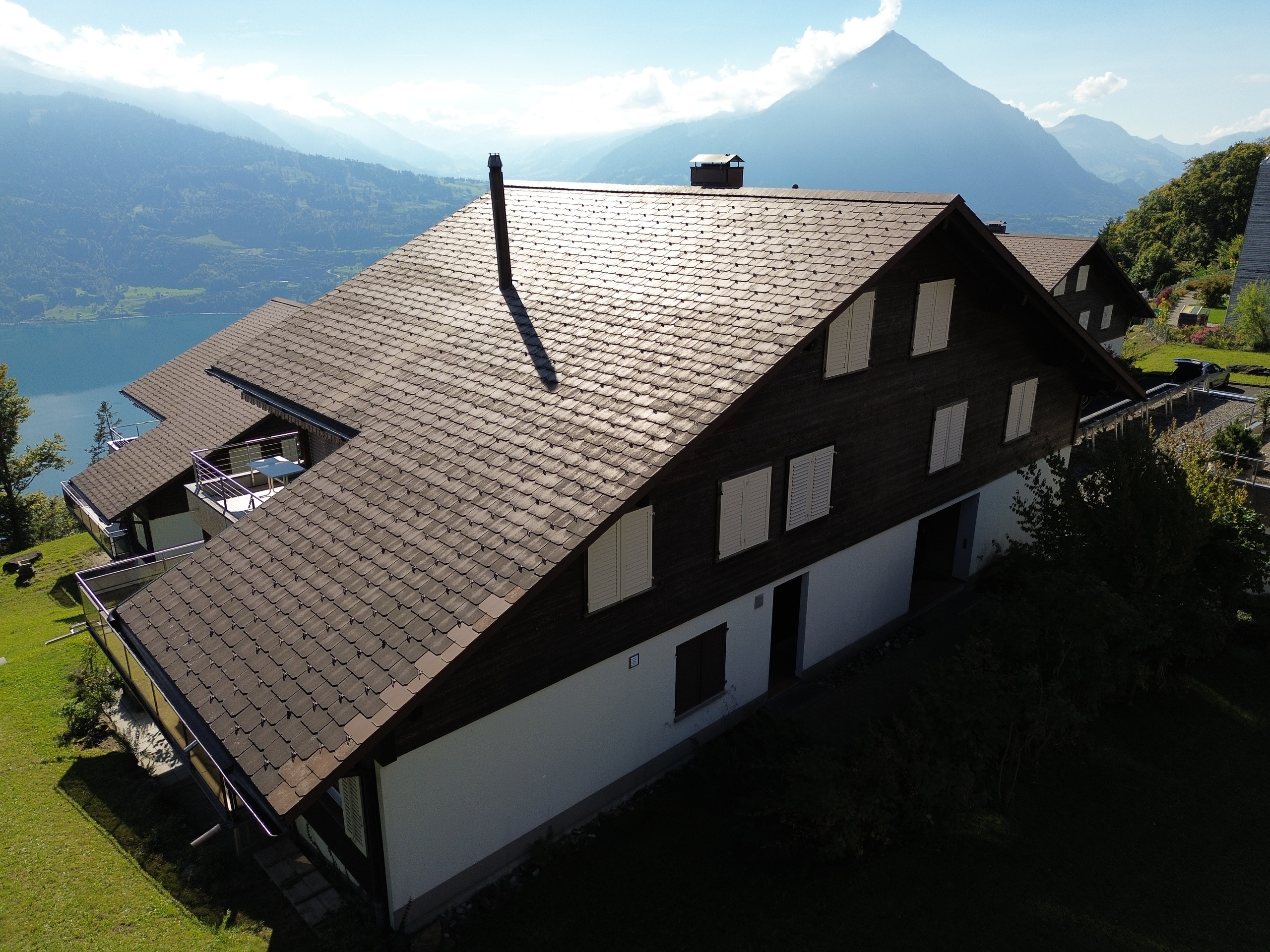 Alpenhaus mit Seeblick und Bergpanorama