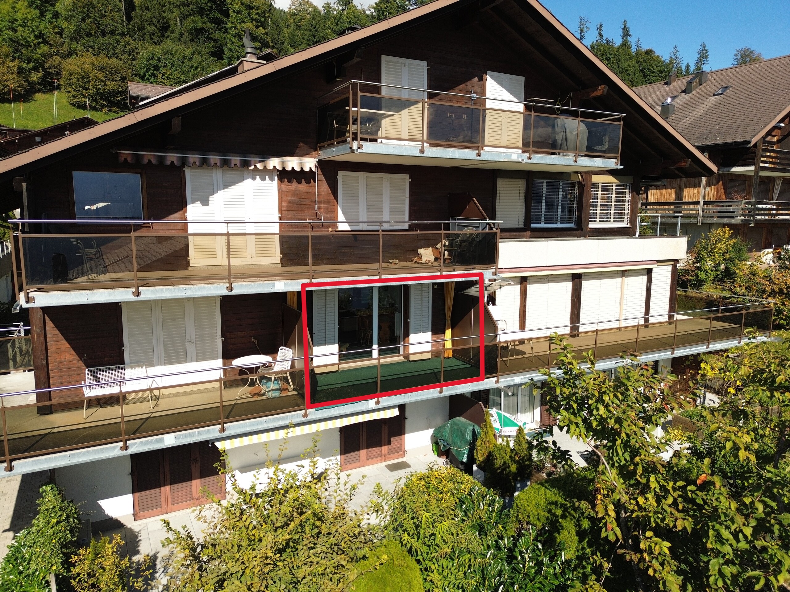 Außenansicht eines Chalets mit Balkonen