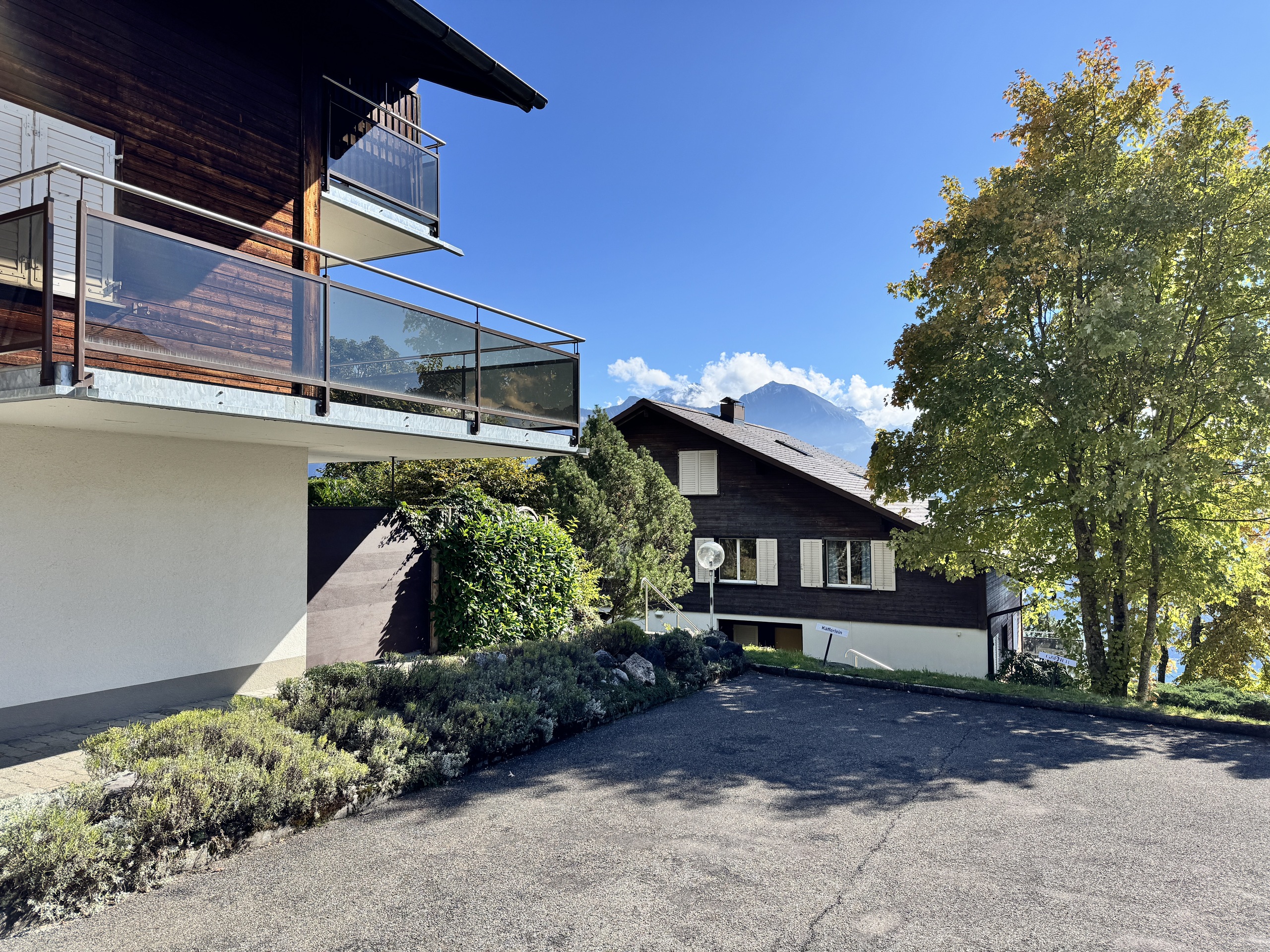 Alpines Wohnhaus mit Balkon und Bergblick