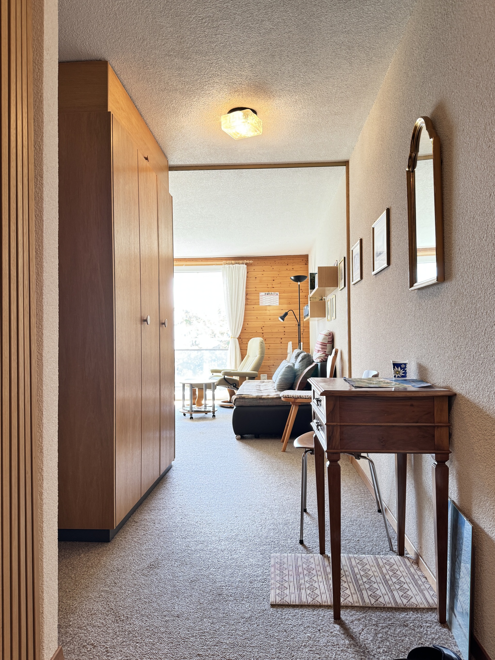 Flur mit Wohnbereich im Hintergrund