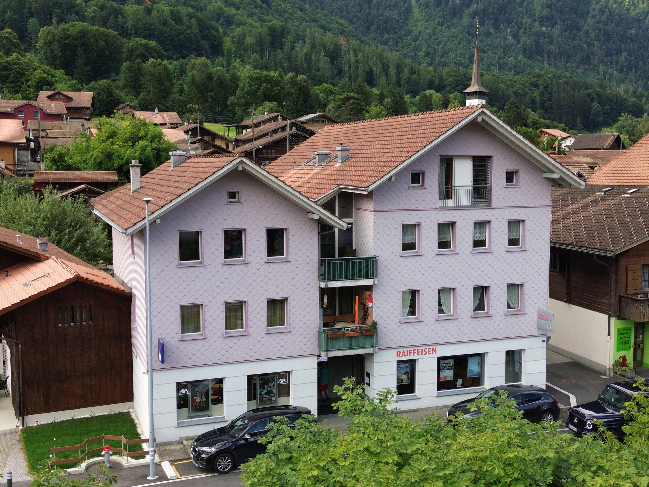 Dorfhaus mit gemischter Nutzung und Bergkulisse