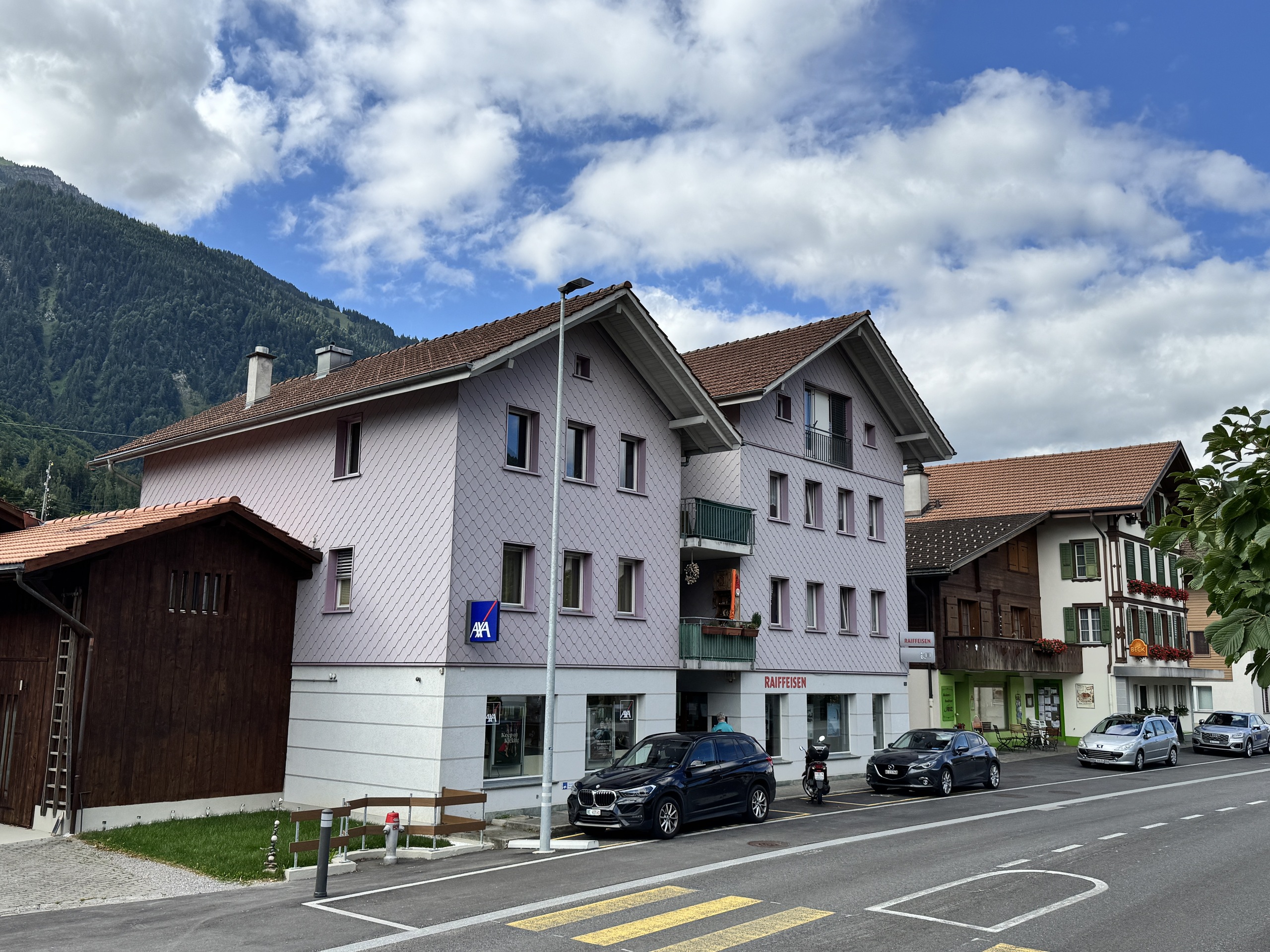 Alpines Straßenbild mit Wohn- und Gewerbegebäuden