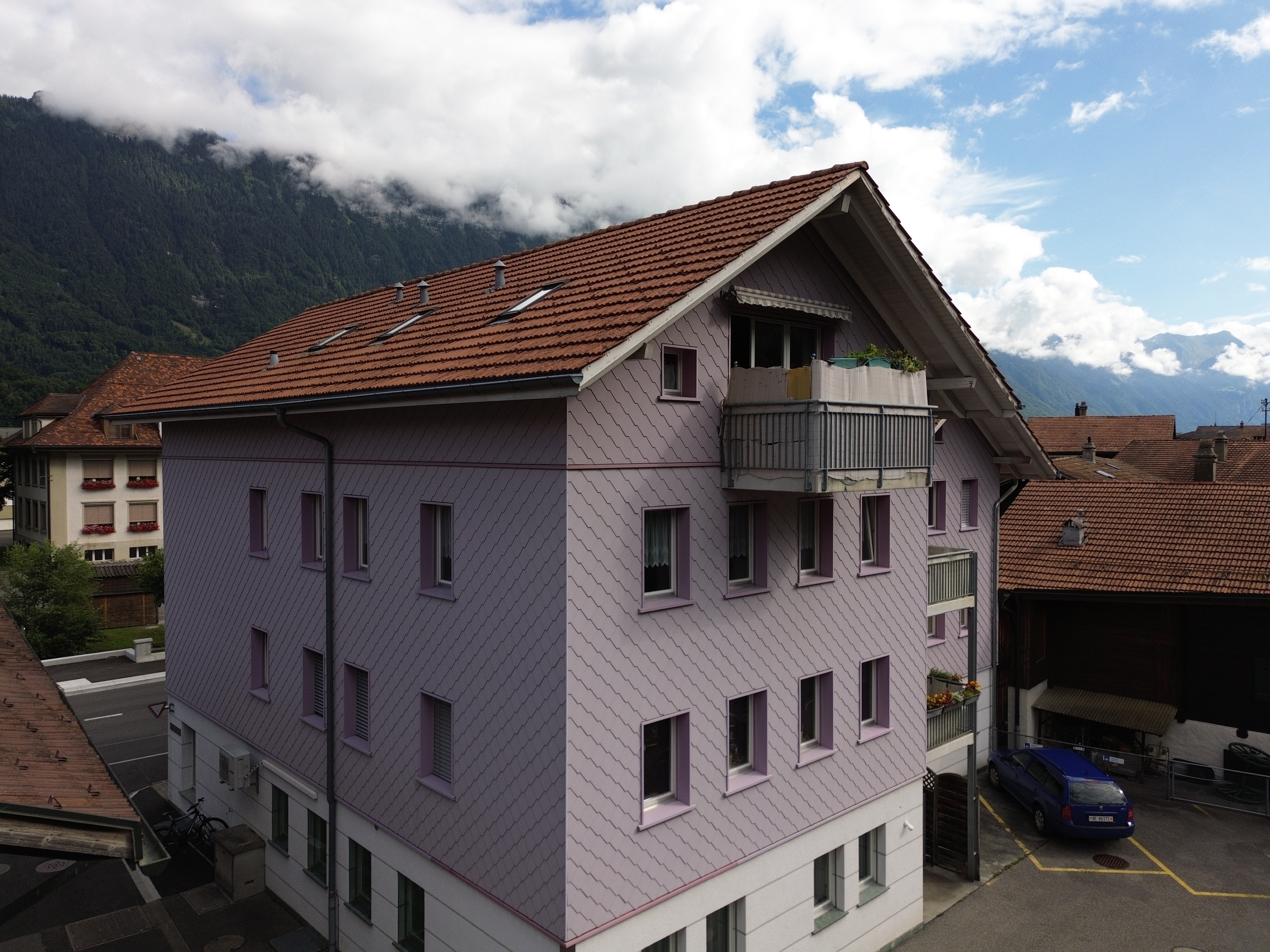 Mehrfamilienhaus mit alpiner Bergkulisse