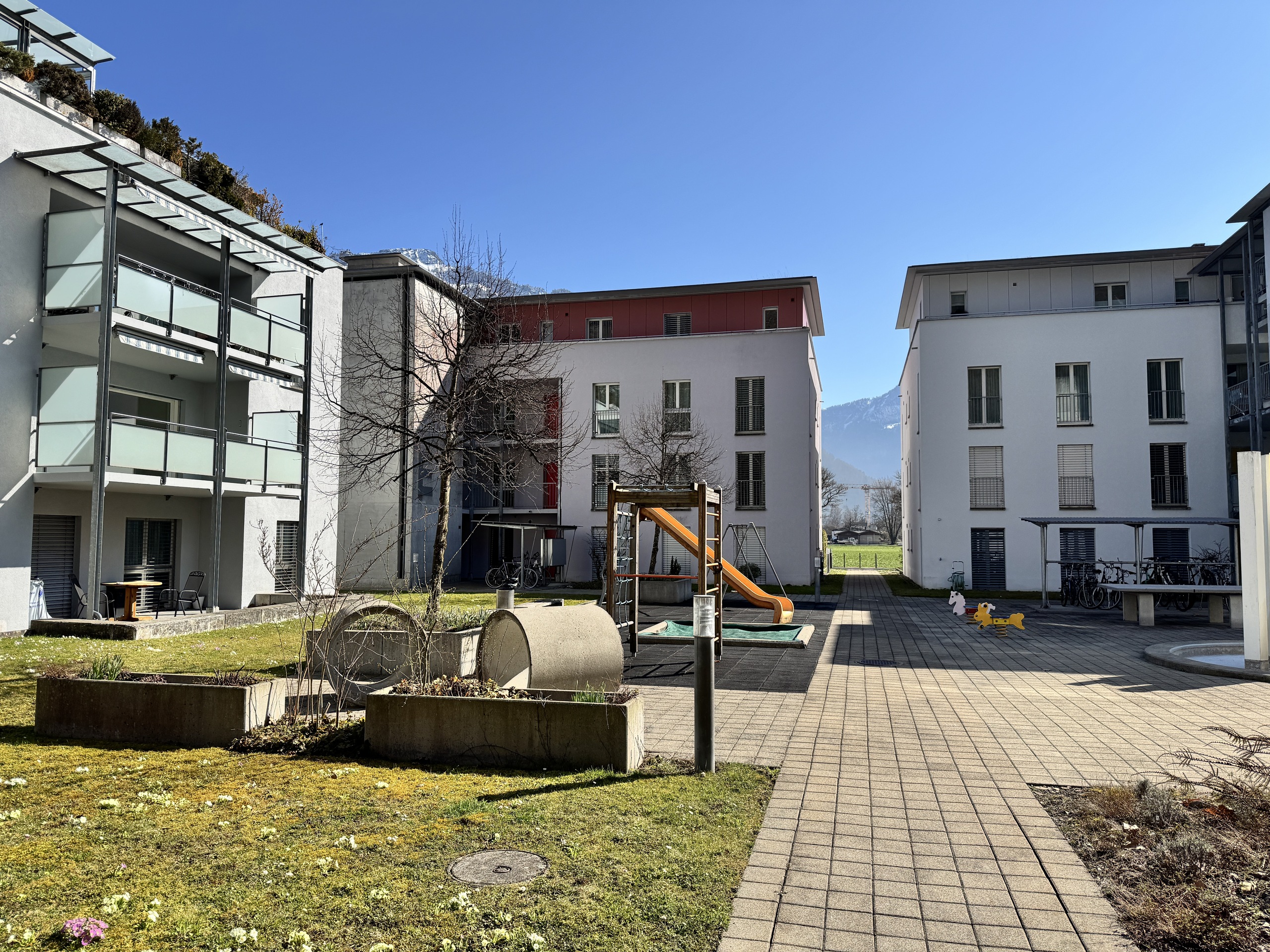 Innenhof einer modernen Wohnanlage mit Spielbereich