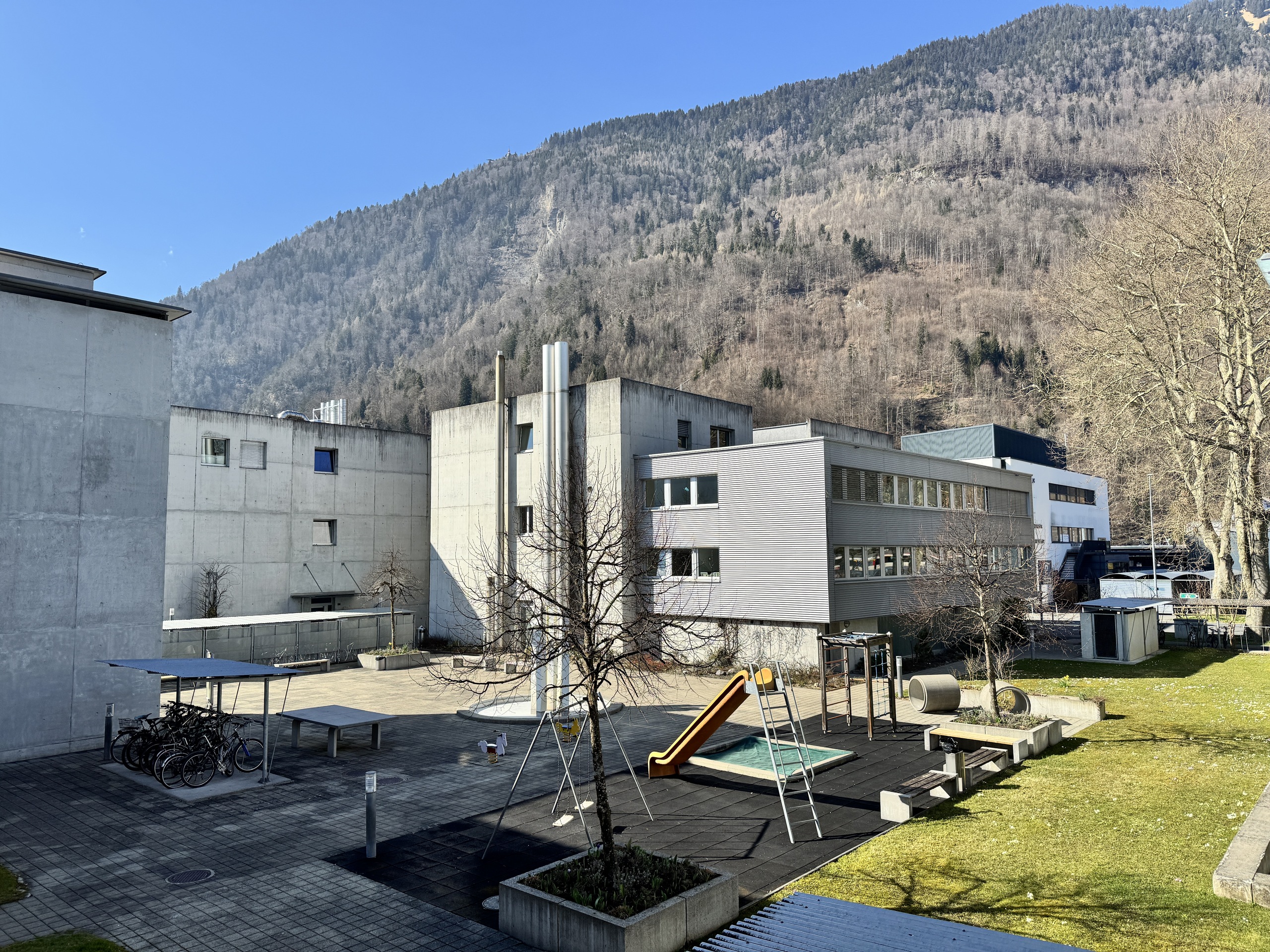 Moderner Innenhof mit Bergkulisse
