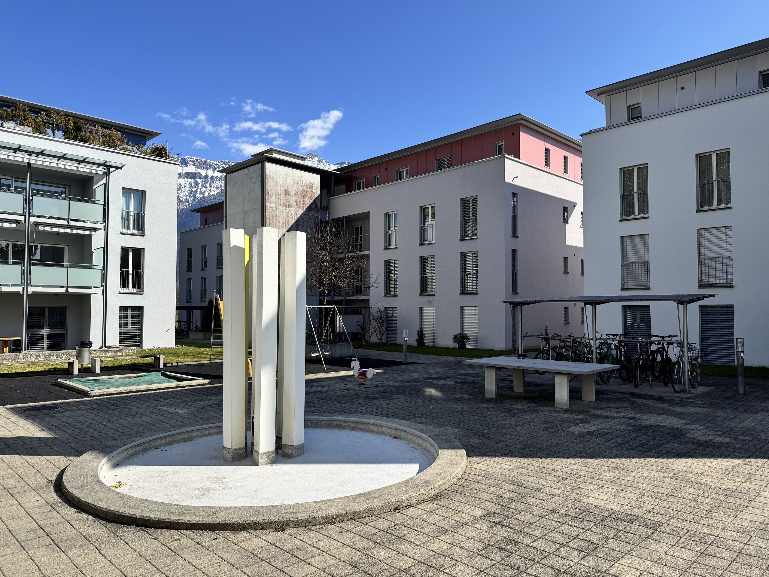 Innenhof einer modernen Wohnanlage