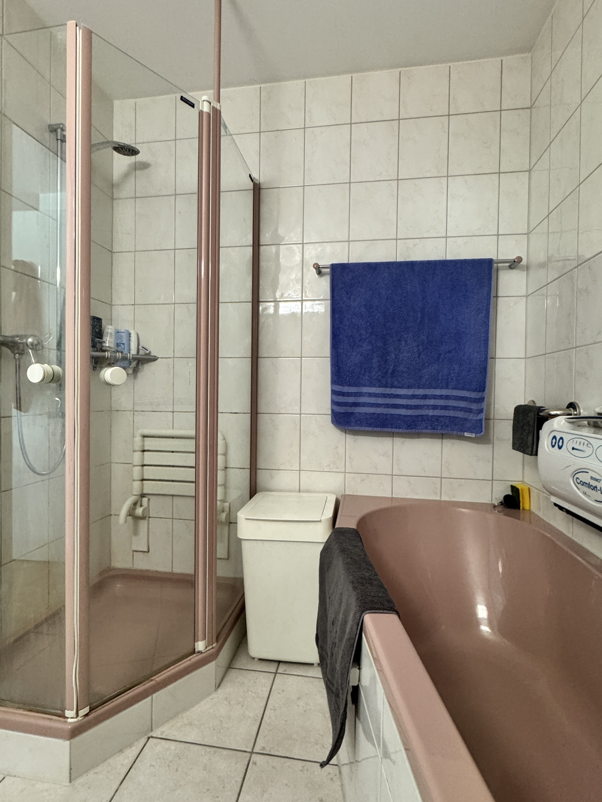 Badezimmer mit Dusche und Badewanne