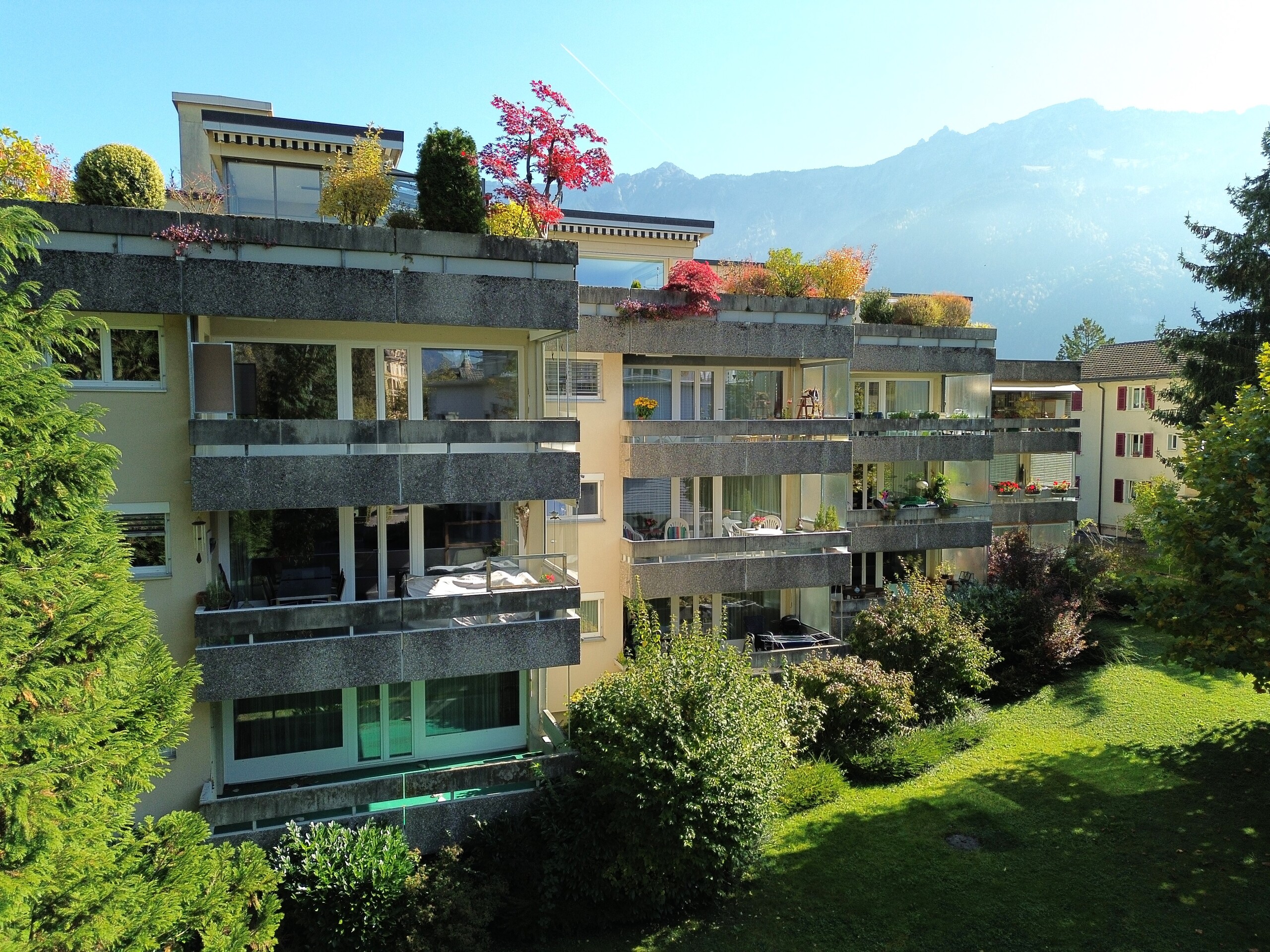Mehrstöckiges Wohngebäude mit Balkonreihen und Bergblick