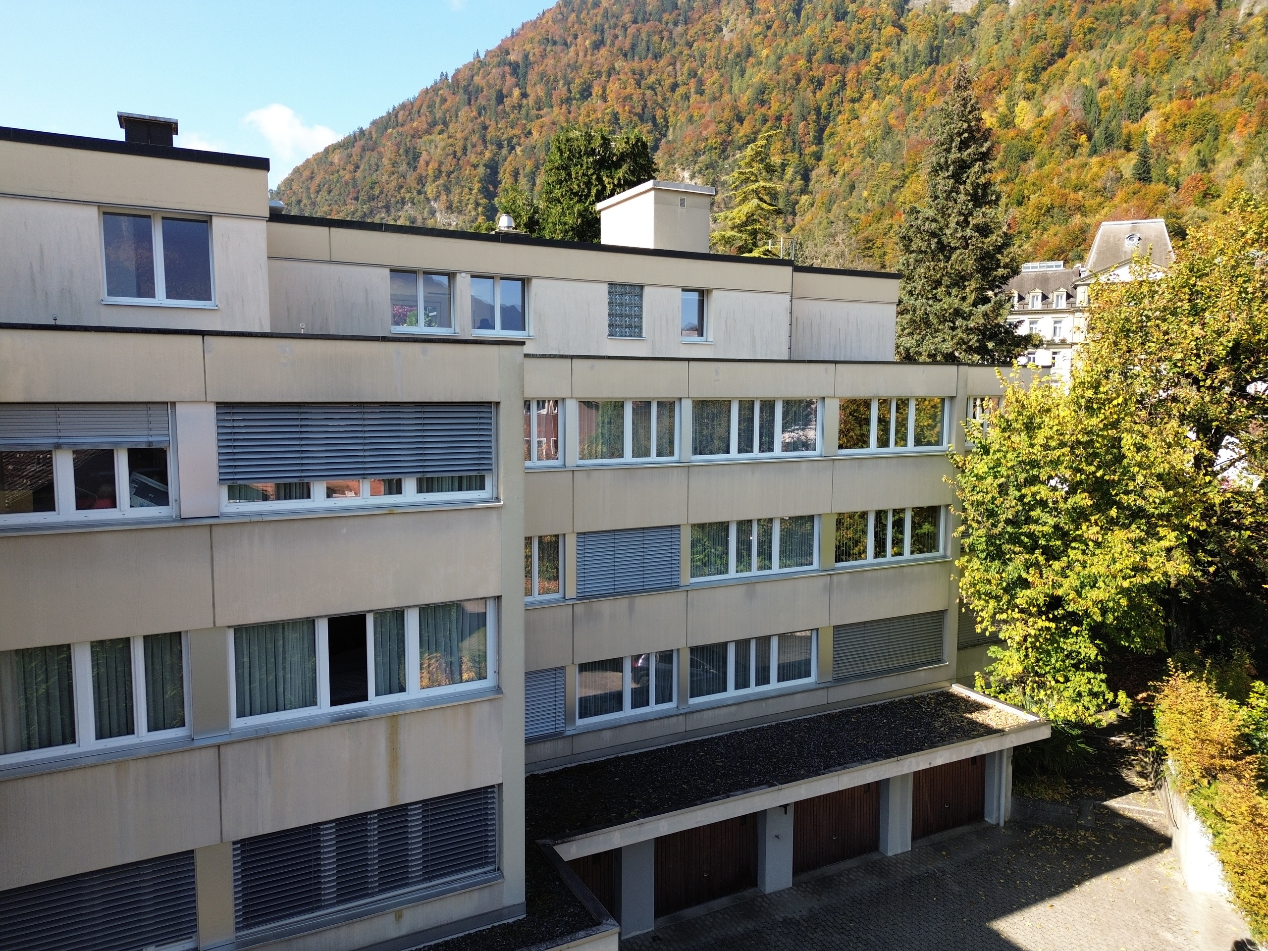 Mehrstöckiges Wohngebäude mit Bergkulisse